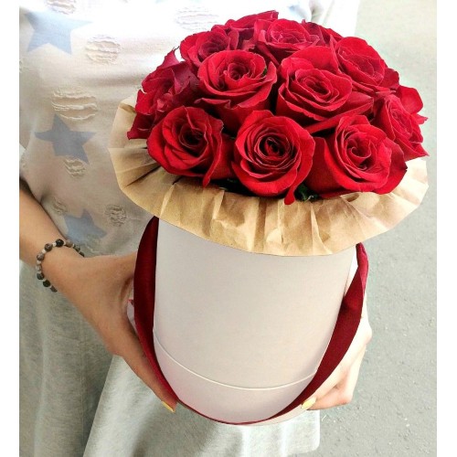 Купить на заказ 11 красных роз в коробке с доставкой в Кентау