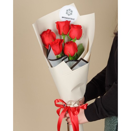 Купить на заказ Букет из 5 красных роз с доставкой в Кентау